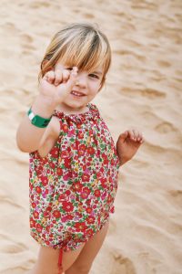 bambina raccoglie conchiglie nella spiaggia di sal a capo verde